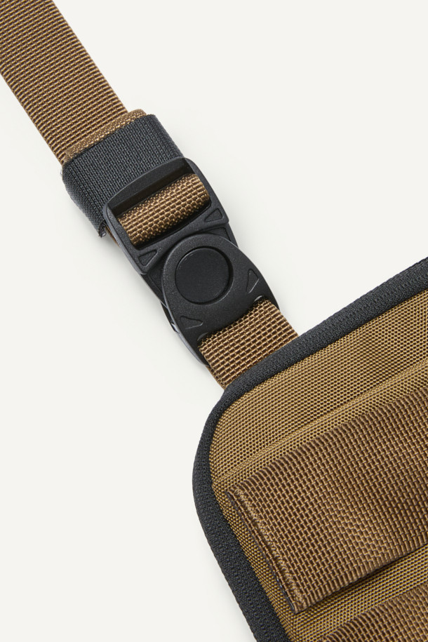 캠핑룩, 고프코어 및 워크웨어 스타일을 위한 컴팩트 체스트 리그입니다. 브라운과 블랙 두 가지 색상으로 출시되었으며, 360g의 가벼운 무게로 활동성을 높였습니다. 튼튼한 나일론 소재를 사용하여 내구성을 높였으며, 웨빙, 벨크로, 버클 디테일로 디자인의 완성도를 더했습니다. 사이즈 조절, 재귀반사 기능, 다양한 수납 공간을 제공하며, MOLLE 시스템, YKK 지퍼, 매쉬 그물망, 고무 지퍼손잡이, 스냅 단추 등 실용적인 기능으로 무장했습니다. 사각형 모양에 지퍼, 버클, 벨크로 잠금 방식을 적용하여 안전하게 소지품을 보관할 수 있습니다.
