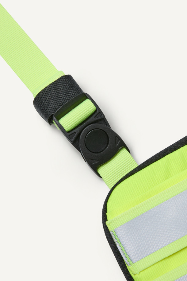 형광색과 블랙 컬러의 HI-VIS 컴팩트 체스트 리그입니다. 고강도 나일론 소재로 제작되었으며, 미디엄 사이즈로 작업, 아웃도어, 일상 등 다양한 용도로 활용 가능합니다. MOLLE 시스템, 메쉬 그물망, 재귀반사 테이프, 벨크로, 웨빙 디테일로 실용성과 디자인을 모두 갖췄습니다. YKK 지퍼와 고무 지퍼 손잡이, 스냅 단추를 사용하여 내구성을 높였으며, 360g의 가벼운 무게로 편안하게 착용할 수 있습니다. 고프코어, 워크웨어, 미니멀 스타일과 캠핑룩에 잘 어울립니다.
