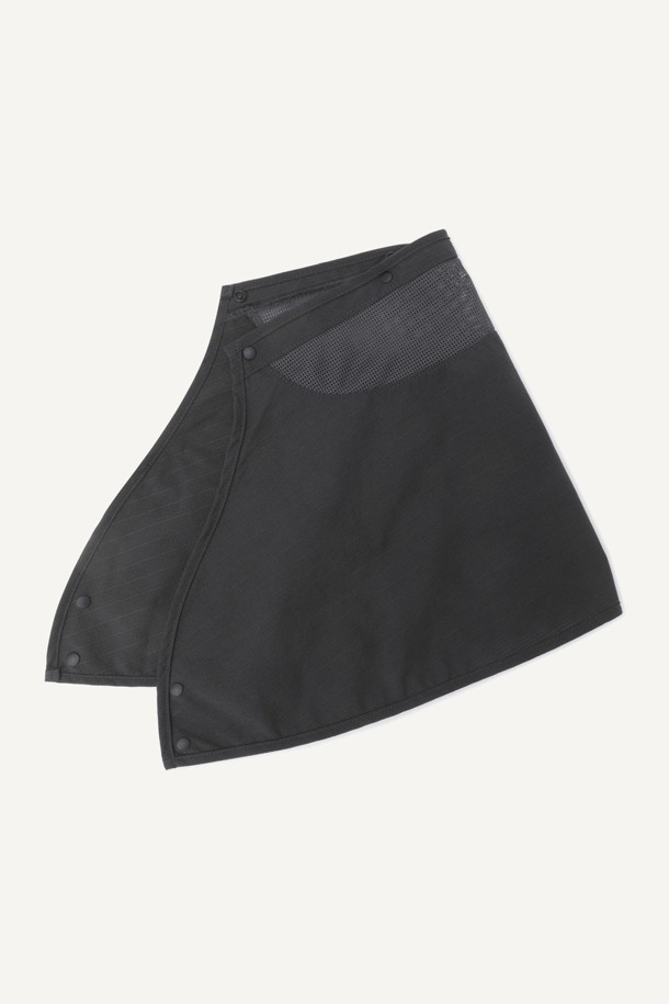 라이트워크 썬프로텍트 와이드 햇 V2는 아웃도어, 워킹, 일상생활에서 자외선을 차단하고 쾌적함을 유지하도록 설계된 모자입니다. 가볍고 통기성이 뛰어난 에어리도트 소재와 86mm의 넓은 챙으로 햇빛을 효과적으로 가려줍니다. 안면가리개, 목가리개, 턱끈이 있어 활동적인 움직임에도 모자를 안정적으로 착용할 수 있으며, 쿨맥스 땀받이, 메쉬 안감, 흡습속건 기능으로 쾌적함을 더했습니다. 제전 기능과 초발수 기능으로 쾌적함을 유지하며, 턱끈 조절 및 탈부착이 가능하여 사용자의 편의성을 높였습니다. 여행룩, 휴가룩, 산책룩 등 다양한 TPO에 캐주얼, 미니멀, 고프코어 스타일을 연출하기 좋습니다.
