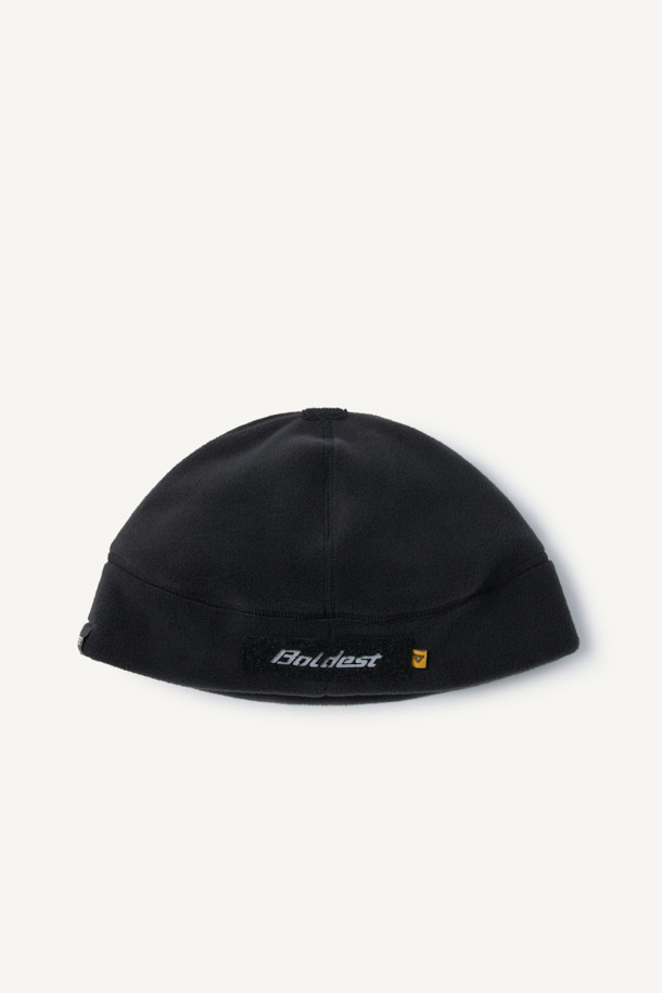 워크 폴라텍 비니는 작업, 아웃도어 활동, 일상에서 폭넓게 활용 가능한 모자입니다. 부드러운 촉감의 폴라텍 플리스 소재로 제작되어 겨울철에도 뛰어난 보온성과 통기성을 제공하며, 체온 조절에 도움을 줍니다. 블랙, 그린, 오렌지 3가지 색상으로 출시되었으며, 가볍고 내구성이 뛰어나며 관리가 편리합니다. 특히 야간 활동 시 안전성을 높이는 재귀반사 프린트와 브랜드 라벨, 그리고 벨크로 디테일이 돋보입니다. 등산룩, 캠핑룩, 출근룩 등 다양한 TPO에 캐주얼, 미니멀, 고프코어 스타일을 더해 스타일리시하게 연출할 수 있습니다. 무게는 35g으로 활동성을 높였습니다.
