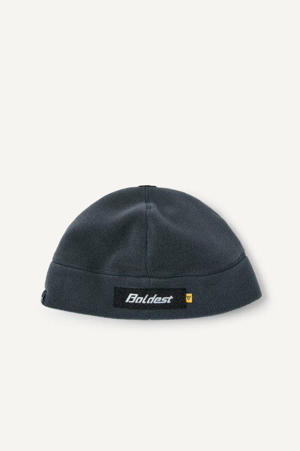 워크 폴라텍 비니는 혹한의 추위 속에서도 따뜻함과 스타일을 놓치지 않는 겨울철 필수템입니다. 부드러운 폴라텍 플리스 소재로 제작되어 뛰어난 보온성과 통기성을 제공하며, 깊은 모자 깊이로 머리를 포근하게 감싸줍니다. 블랙, 그린, 오렌지 3가지 세련된 컬러로 출시되어 등산, 캠핑, 출근 등 다양한 TPO에 활용 가능하며, 캐주얼, 미니멀, 고프코어 스타일을 모두 소화합니다. 35g의 가벼운 무게와 뛰어난 내구성, 관리의 편리함은 물론, 벨크로, 재귀반사 프린트, 브랜드 라벨 디테일로 디자인 완성도를 높였습니다. 야간에도 안전한 야간 가시성을 확보하여, 작업용, 아웃도어 활동, 일상생활에서 폭넓게 활용할 수 있습니다.
