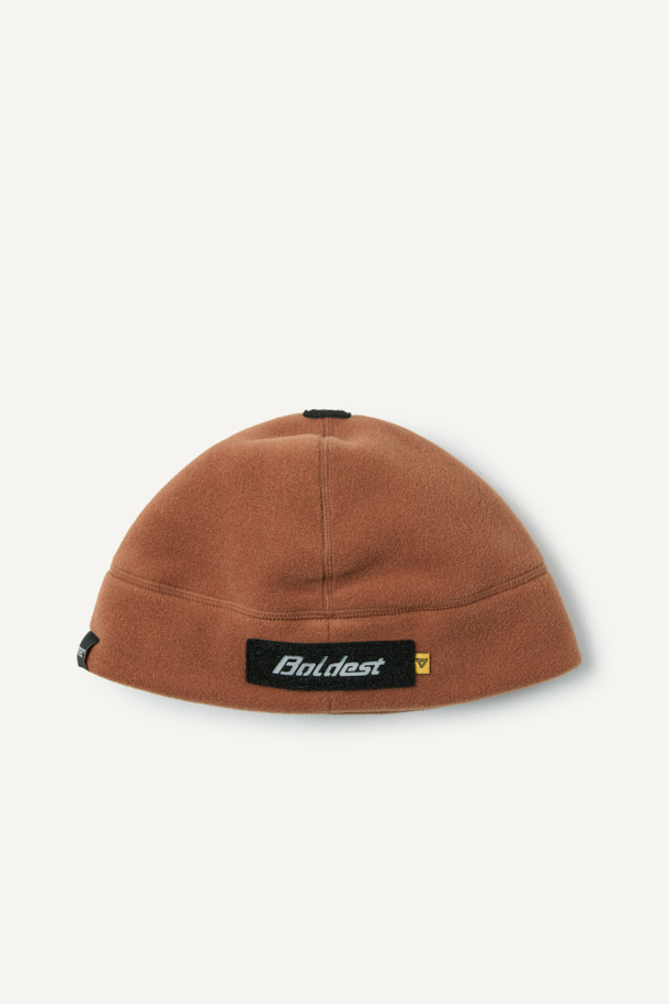 워크 폴라텍 비니는 겨울철 보온성을 책임지는 필수 아이템입니다. 부드러운 폴라텍 플리스 소재로 제작되어 뛰어난 착용감과 보온성을 제공하며, 가볍고 통기성이 뛰어나 체온 조절에도 효과적입니다. 블랙, 그린, 오렌지 3가지 색상으로 출시되어 다양한 스타일을 연출할 수 있으며, 등산룩, 캠핑룩, 캐주얼, 고프코어, 미니멀 스타일 등 TPO에 구애받지 않고 활용 가능합니다. 35g의 가벼운 무게와 관리 용이성이 장점이며, 벨크로, 재귀반사 프린트, 브랜드 라벨 디테일로 디자인 포인트를 더했습니다. 커스터마이징이 가능하여 나만의 개성을 표현할 수 있습니다.
