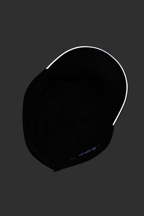 모터스 세이프티 캡은 작업 및 정비 시 안전을 책임지는 공용 캡모자입니다. 땀 흡수와 통기성이 뛰어난 폴리에스터와 EVA 소재로 제작되어 쾌적한 착용감을 제공합니다. 4cm 챙과 로고 패턴, 와펜 장식이 돋보이며, EVA 보강재 내장으로 충격 방지 기능을 더했습니다. 후면 밸크로 사이즈 조절과 2가지 사이즈(58/60)로, 워크샵룩, 등산룩, 캠핑룩 등 다양한 고프코어, 워크웨어 스타일에 매치하기 좋습니다. 부드러운 촉감과 인체공학적 패턴으로 편안함을 극대화했습니다.
