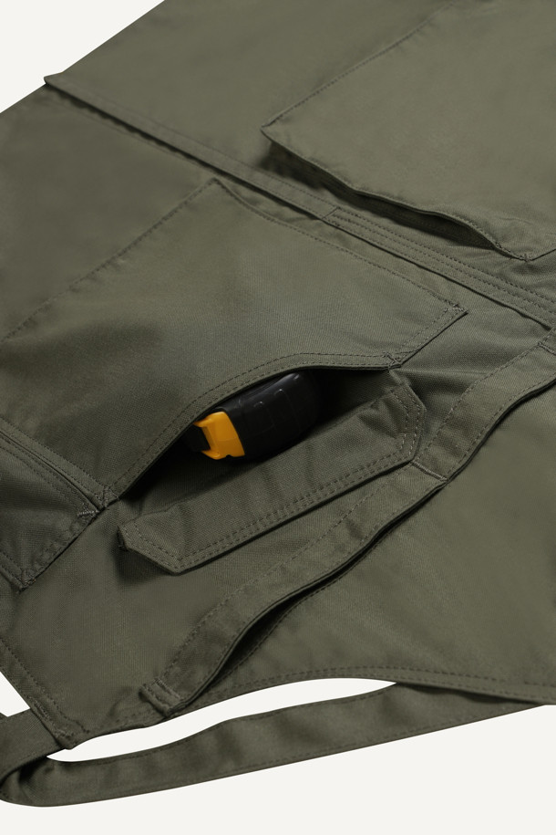 워크 툴 에이프런은 남녀 공용으로 제작되었으며, 카키와 올리브 두 가지 색상으로 만나볼 수 있습니다. 내구성이 뛰어나고 수납성이 뛰어난 워크웨어 에이프런으로, 나일론과 코듀라 소재를 사용하여 흡습, 속건, 내마모 기능까지 갖췄습니다. 가슴 포켓 4개, 하단 포켓 4개, 펜 포켓 등 넉넉한 수납공간을 제공하며, 벨크로, 몰리시스템, X자형 어깨끈으로 디자인에 포인트를 더했습니다.  길이 조절, 가랑이 트임, 패치 부착 가능 등 디테일한 기능성으로 워크샵룩, 캠핑룩, 가을 나들이룩, 워크웨어, 고프코어, 미니멀 스타일을 즐기는 분들께 적합합니다.
