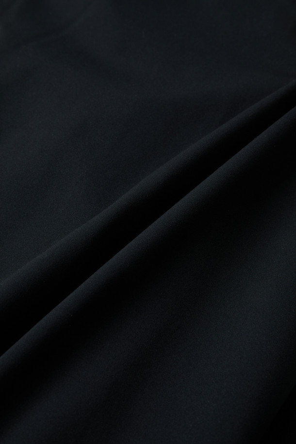 겨울철 스포츠 및 피트니스 활동에 최적화된 윈터 베이스레이어 하의입니다. 뛰어난 보온성과 신축성, 내구성을 갖춘 폴리에스테르 및 스판덱스 혼방 소재로 제작되었습니다. ENGINEERED DIVISION 인체공학 패턴과 메로스티치 봉제 기술을 적용하여 활동성을 높였으며, 부드러운 촉감의 브러시 안감으로 편안한 착용감을 제공합니다. 슬림핏 테크핏 디자인과 E-BAND 밴딩으로 안정적인 착용감을 선사하며, 볼디스트 심볼 로고 프린팅으로 스포티한 스타일을 더했습니다. 피트니스룩 또는 겨울 데일리룩으로 활용하기 좋은 미니멀한 디자인의 긴바지입니다.
