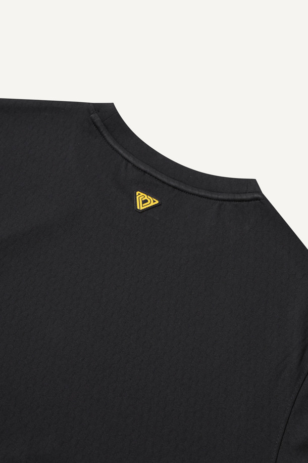 **PP 반팔 베이스레이어**

뛰어난 흡습속건 기능과 보온성, 경량성을 갖춘 PP 반팔 베이스레이어입니다. 스포츠 활동과 운동 시 최적의 컨디션을 유지하도록 돕습니다. 얇은 두께감으로 활동성을 높였으며, 스포티한 스타일을 연출합니다. 라운드넥 디자인에 테크핏 핏으로 제작되어 편안한 착용감을 제공합니다. 블랙 컬러에 볼디스트 삼각 심볼 라벨과 볼디스트 로고 라벨로 포인트를 더했습니다.
