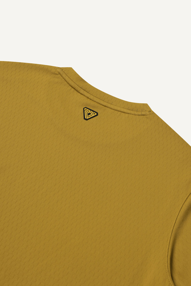 **PP 반팔 베이스레이어**

스포츠 및 운동 시 최적의 퍼포먼스를 지원하는 PP 반팔 베이스레이어입니다. 폴리프로필렌과 폴리에스터 혼방 소재로 제작되어 흡습속건, 보온성, 경량성을 제공합니다. 테크핏 핏과 라운드넥 디자인으로 활동성을 높였으며, 얇은 두께감으로 편안한 착용감을 선사합니다. 머스타드 컬러에 볼디스트 심볼 라벨과 로고 라벨이 포인트로 디자인되었습니다. 피트니스룩, 러닝룩, 요가/필라테스룩 등 다양한 스포츠 활동에 활용하기 좋은 스포티한 스타일의 반팔 베이스레이어입니다.
