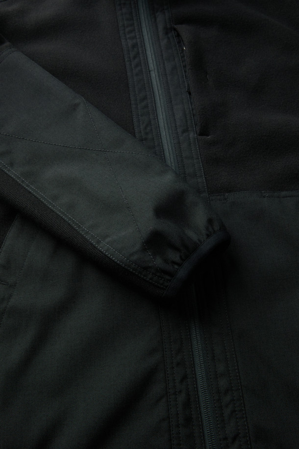 워크 시그니쳐 플리스 재킷 V3는 워크웨어와 일상 착용에 적합한 공용 플리스 재킷입니다. 부드러운 촉감의 플리스 소재와 두꺼운 두께감으로 가을, 겨울철 보온성을 제공하며, 스탠다드핏으로 편안한 착용감을 선사합니다. 블랙 컬러의 무지 디자인에 집업 및 스냅 여밈 방식을 적용하여 실용성을 높였습니다. 코듀라 500D 원단 덧댐, 허니콤 조직 본딩, YKK 스냅/지퍼, 총 6개의 포켓, 겨드랑이 액션분량, 목/소매 접밴드 등의 디테일로 내구성과 방수 기능을 더했습니다. 캐주얼, 스포티, 워크웨어 스타일을 아우르며 겨울 데일리룩, 산책룩, 워크샵룩에 활용하기 좋습니다.
