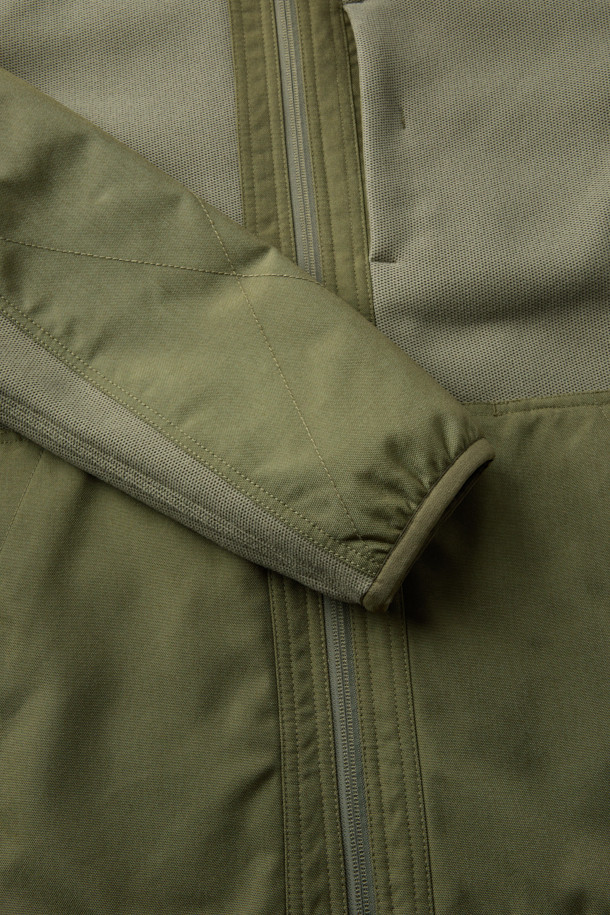 워크 시그니쳐 플리스 재킷 V3는 일상, 워크웨어, 아웃도어 활동에 적합한 플리스 재킷입니다. 카키와 올리브 두 가지 색상으로 출시되었으며, 가을과 겨울에 따뜻하게 착용할 수 있습니다. 부드러운 촉감의 허니콤 조직 본딩 플리스 소재를 사용하고, 내구성을 높이기 위해 코듀라 500D 원단을 덧대었습니다. 스탠다드핏으로 제작되었으며, YKK 스냅/지퍼와 총 6개의 포켓으로 실용성을 더했습니다. 가을 나들이룩, 캠핑룩, 겨울 데일리룩 등 다양한 스타일에 캐주얼, 스포티 무드로 연출하기 좋습니다.
