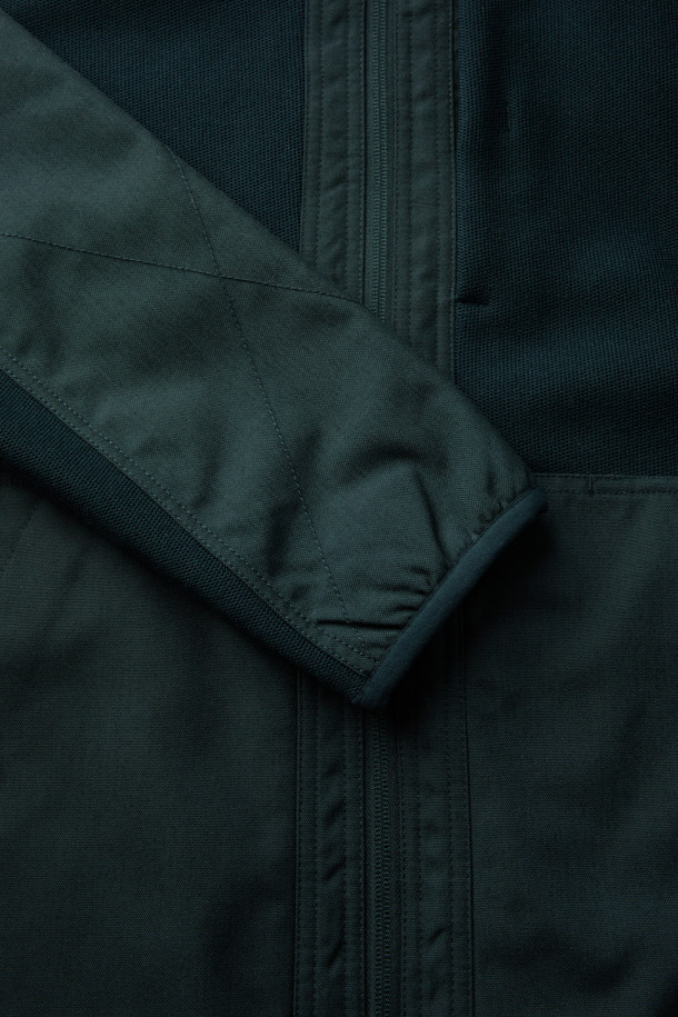 워크 시그니쳐 플리스 재킷 V3는 가을, 겨울 시즌에 따뜻하게 착용할 수 있는 플리스 재킷입니다. 일상, 워크웨어, 아웃도어 활동에 적합하며, 캐주얼, 스포티한 스타일을 연출할 수 있습니다. 부드러운 촉감의 플리스 소재와 내구성이 뛰어난 코듀라 500D 원단 덧댐으로 제작되었습니다. 허니콤 조직 본딩 플리스, YKK 스냅/지퍼, 총 6개의 포켓, 겨드랑이 액션 분량, 목/소매 접밴드 처리 등 다양한 기능성 디테일이 돋보입니다. 스탠다드핏의 블랙 컬러 무지 디자인으로, 겨울 데일리룩, 워크샵룩, 캠핑룩 등 다양한 TPO에 활용하기 좋습니다.
