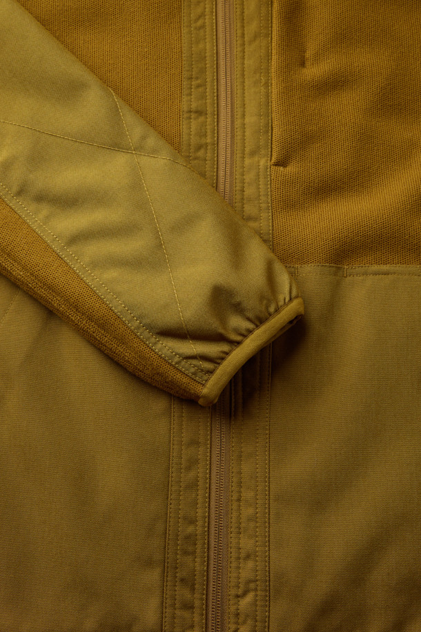 워크 시그니쳐 플리스 재킷 V3는 일상과 워크웨어 스타일을 아우르는 공용 플리스 재킷입니다. 부드러운 촉감의 허니콤 조직 본딩 플리스와 코듀라 500D 원단 덧댐으로 보온, 내구성, 방풍 기능을 갖춰 가을, 겨울철에 착용하기 좋습니다. 스탠다드핏에 지퍼와 스냅 여밈 방식을 적용했으며, 총 6개의 포켓과 겨드랑이 액션 분량, 목/소매 접밴드 처리로 활동성을 높였습니다. 브라운 컬러의 무지 디자인으로 캐주얼, 워크웨어, 스포티한 스타일을 연출할 수 있으며, 겨울 데일리룩, 산책룩, 캠핑룩에 적합합니다.
