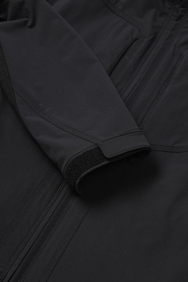 워크 스크래치 프리 우븐 재킷은 남성을 위한 스탠다드핏 워크 재킷입니다. 블랙 색상의 무지 디자인으로, 작업용 및 일상용으로 착용하기 좋습니다. 봄, 가을, 겨울 계절에 적합하며, 지퍼와 스냅으로 여밈이 가능합니다. 나일론과 스판덱스 혼방 소재로 제작되어 활동성과 내구성을 높였으며, 10개의 포켓 시스템과 스크래치 방지 설계, 겨드랑이 액션분량 설계로 실용성을 더했습니다. YKK 스냅/지퍼를 사용하여 품질을 높였으며, 스트레치 기능과 뛰어난 수납성, 내구성을 자랑합니다. 출근룩, 여행룩, 캐주얼, 미니멀 스타일을 즐기는 분들께 추천합니다.
