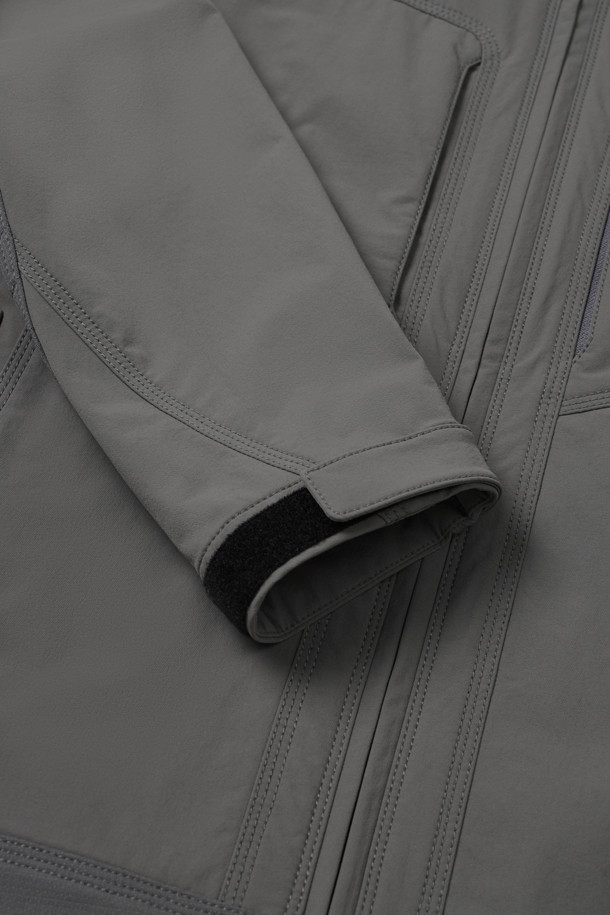 워크 스크래치 프리 우븐 재킷은 남성용 워크 자켓입니다. 그레이 컬러에 스포티하고 캐주얼한 스타일을 더했으며, 봄, 가을, 겨울 3계절 착용이 가능합니다. 나일론과 스판덱스 혼방 소재로 제작되어 활동성과 내구성을 높였으며, 스탠다드 핏으로 편안하게 착용할 수 있습니다. 겨드랑이 액션 분량, 10개 포켓 시스템, 스크래치 방지 설계, YKK 스냅/지퍼 사용으로 기능성을 더해 작업용 및 일상복으로 활용하기 좋습니다. 출근룩, 워크샵룩, 가을 나들이룩 등 다양한 TPO에 캐주얼하고 미니멀한 워크웨어 스타일을 연출해보세요.
