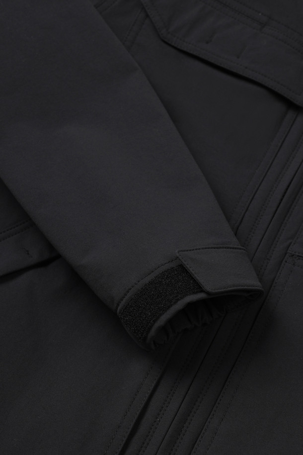 안티케미컬 재킷은 작업, 일상에서 활용 가능한 남녀 공용 자켓입니다. 스포티와 밀리터리 무드를 동시에 느낄 수 있으며, 블랙 컬러의 무지 디자인으로 제작되었습니다. 나일론 소재를 사용하여 부드러운 촉감을 제공하며, 스탠다드핏과 긴 소매 기장으로 편안한 착용감을 선사합니다. 방수, 발수, 화학물질 보호 기능을 갖춰 작업 환경에서 안전하게 사용할 수 있으며, 총 11개의 다수 포켓, 펜꽂이 포켓, 재귀반사 프린트, 액션분량, YKK 스냅/지퍼 디테일로 실용성을 높였습니다. 출근룩, 워크웨어, 스포티, 미니멀 스타일을 즐겨 입는 분들께 추천합니다.
