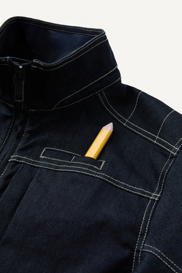 워크 PP 데님 재킷은 워크웨어, 캐주얼, 스트릿 스타일을 아우르는 공용 데님 재킷입니다. 인디고 컬러의 무지 디자인으로, 봄, 가을 계절에 적합하며 스탠다드핏으로 제작되었습니다. 속건 기능과 수납성을 갖춘 트러커 스타일의 재킷으로, 스냅 또는 지퍼로 여밀 수 있습니다. 펜 포켓, 금속 와펜, 벨크로 시스템, 배색 스티치 디테일이 돋보이며 가을 나들이룩에 완벽하게 어울립니다. 긴 소매 기장의 레귤러 기장으로, 데님과 폴리프로필렌 소재를 사용하여 편안함과 활동성을 동시에 제공합니다.
