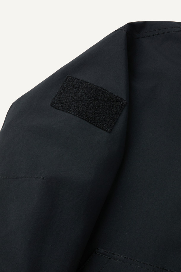 워크 3IN1 트랜스폼 재킷은 아웃도어 활동과 일상생활 모두에 적합한 남녀 공용 아우터입니다. 블랙 색상의 무지 디자인으로, 스포티하면서도 캐주얼한 스타일을 연출합니다. 봄, 가을에 적합하며, 2L 원단을 사용하여 방수, 방풍, 보온 기능을 갖췄습니다. 탈부착 가능한 내피와 총 10개의 포켓 시스템이 특징이며, 여행, 등산, 캠핑룩과 고프코어 스타일을 완성합니다. 부드러운 촉감의 두꺼운 두께감으로 편안한 착용감을 선사하는 레귤러핏 긴소매 집업 재킷입니다.
