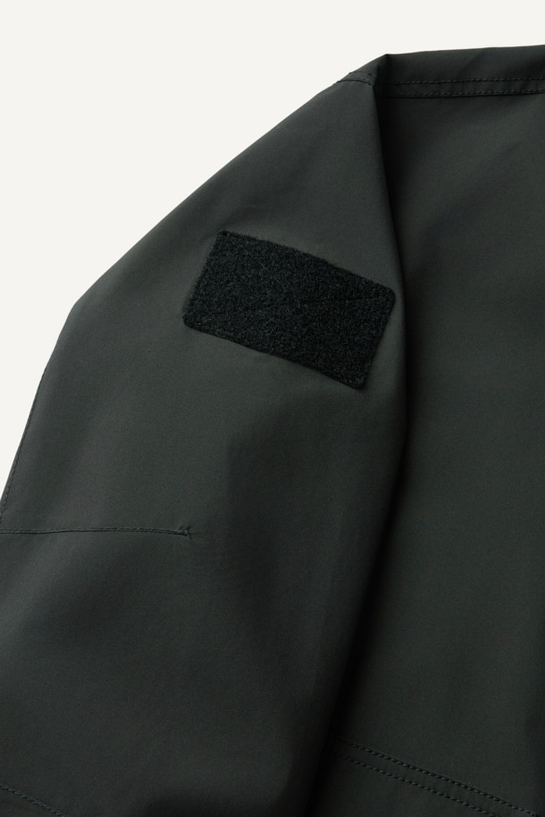 워크 3IN1 트랜스폼 재킷은 일상과 아웃도어 활동에 모두 적합한 공용 아우터입니다. 블랙 컬러의 레귤러핏 재킷으로 스포티하고 캐주얼한 스타일을 연출할 수 있으며, 봄, 가을, 겨울 세 계절 모두 착용 가능합니다. 탈부착 가능한 내피, 방수, 방풍 기능을 갖춰 변덕스러운 날씨에도 끄떡없으며, 보온성까지 뛰어나 실용적입니다. 2L 원단을 사용하여 내구성을 높였으며, 총 10개의 포켓 시스템으로 수납력 또한 훌륭합니다. 등산룩, 캠핑룩, 겨울 데일리룩으로 활용하기 좋으며, 부드러운 촉감과 두꺼운 두께로 편안한 착용감을 선사합니다.
