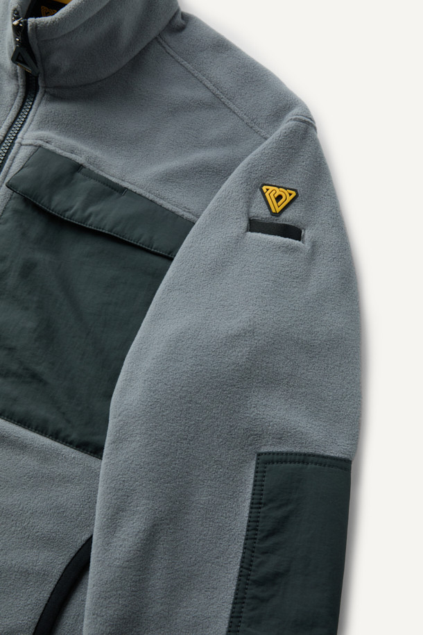 워크 미드레이어 폴라텍 플리스 재킷 V3는 일상, 작업 및 아웃도어 활동에 적합한 남녀 공용 플리스 재킷입니다. 부드러운 촉감의 폴라텍 소재와 나일론 소재를 혼방하여 보온성, 통기성, 속건 기능, 그리고 내구성을 갖췄습니다. 스탠다드핏의 레귤러 기장으로, 그레이 및 다크 그레이 색상으로 제공되며, 지퍼 및 스냅 여밈 방식에 총 9개의 포켓을 구성하여 실용성을 더했습니다. 마찰 부위 덧댐 처리, YKK 스냅/지퍼, 벨크로, D링 다용도 고리 등 다양한 디테일이 돋보이며, 등산룩, 캠핑룩, 출근룩 등 다양한 TPO에 캐주얼, 스포티, 워크웨어 스타일로 활용하기 좋습니다.
