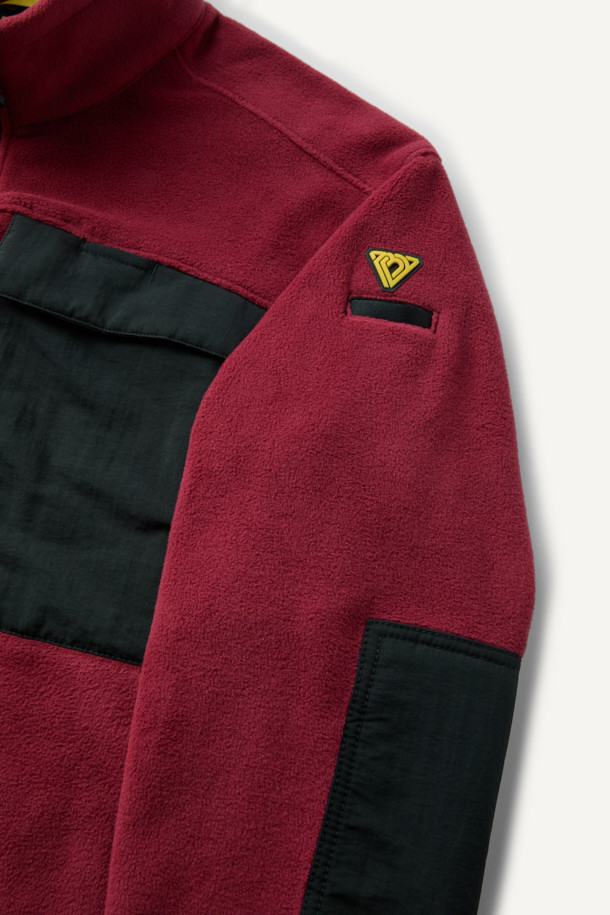 워크 미드레이어 폴라텍 플리스 재킷 V3는 일상, 작업, 아웃도어 활동에 적합한 남녀 공용 플리스 재킷입니다. 레드와 블랙 두 가지 색상으로 제공되며, 스탠다드핏으로 캐주얼하고 스포티한 스타일을 연출합니다. 폴라텍과 나일론 소재를 사용하여 두꺼우면서도 부드러운 촉감을 제공하며, 보온, 통기, 속건, 흡습 기능으로 쾌적함을 유지합니다. 총 9개의 포켓, 마찰 부위 덧댐, YKK 스냅/지퍼, 볼디스트 네임택 호환, D링 다용도 고리, 벨크로 소매 등 다양한 디테일로 실용성을 더했습니다. 캠핑룩, 등산룩, 고프코어 스타일을 완성해보세요.
