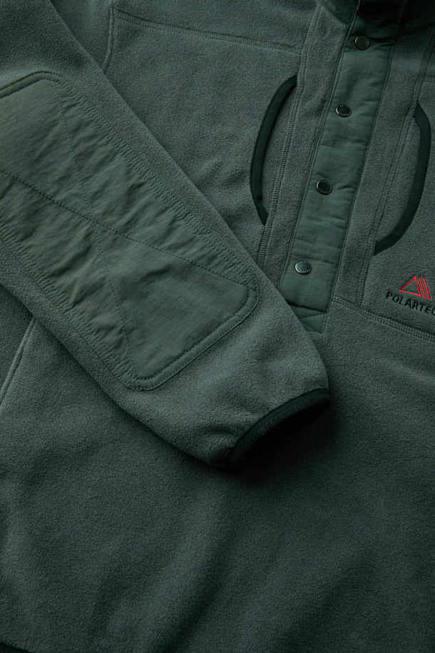 폴라텍 플리스 아노락 재킷은 가볍고 부드러운 착용감으로 일상과 아웃도어 활동 모두에 적합합니다. 간절기와 겨울철에 활용하기 좋은 얇은 두께의 컴포트핏 재킷이며, 그린 컬러의 무지 디자인으로 다양한 스타일 연출이 용이합니다. 하이넥 디자인과 가슴 상단 포켓, 왼쪽 소매 펜 포켓, 팔꿈치 덧댐 등의 디테일이 돋보입니다. 보온, 통기, 흡습, 속건 기능으로 쾌적함을 유지하며, 등산룩, 겨울 데일리룩, 캠핑룩 등 다양한 TPO에 활용하기 좋습니다. 스포티, 캐주얼, 고프코어 스타일을 즐기는 분들께 추천합니다.
