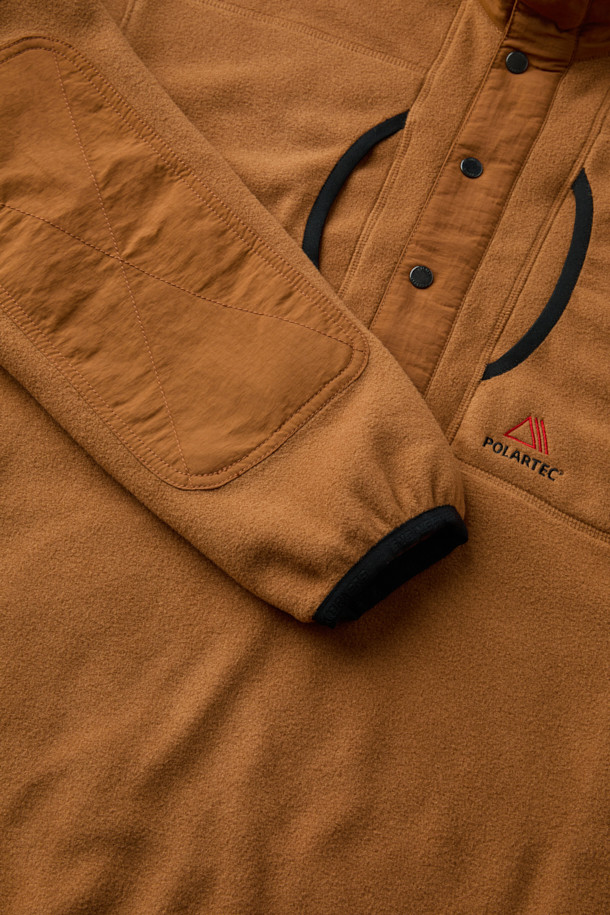 폴라텍 플리스 아노락 재킷은 아웃도어 활동과 일상에서 모두 활용 가능한 남녀 공용 아노락입니다. 가을, 겨울 시즌에 적합하며, 브라운 컬러의 무지 디자인으로 스포티하면서도 캐주얼한 스타일을 연출할 수 있습니다. 두꺼운 두께감의 폴라텍, 나일론 소재를 사용하여 부드러운 촉감과 뛰어난 보온성, 통기성, 속건성을 제공합니다. 컴포트 핏에 하이넥 디자인, 스냅 여밈 방식으로 편안하게 착용할 수 있으며 팔꿈치 덧댐, 가슴 포켓, 펜 포켓 등의 디테일로 실용성을 더했습니다. 등산룩, 가을 나들이룩, 겨울 데일리룩 등 다양한 TPO에 맞춰 스포티, 캐주얼, 고프코어 스타일을 연출해 보세요.
