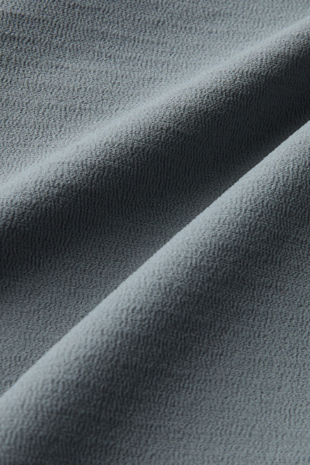 워크 액티브 에센셜 윈터 조거 팬츠는 워크, 일상, 산책 등 다양한 TPO에 활용 가능한 겨울철 조거 팬츠입니다. 톤 다운된 그레이 컬러에 스포티하고 캐주얼한 스타일을 더해 미니멀한 무드를 연출합니다. 안감은 부드러운 플리스 소재로 제작되었으며, 두꺼운 두께감으로 보온성을 높였습니다. 튼튼한 코듀라 소재와 내마모성이 뛰어난 플리스 안감으로 제작되어, 내구성이 뛰어나며 YKK 지퍼, 허리 스트링, D링 벨트고리, 다양한 입체 절개 디테일로 활동성을 더했습니다. 양쪽 사이드 2단 포켓과 브랜드 와펜으로 디자인의 완성도를 높였습니다.
