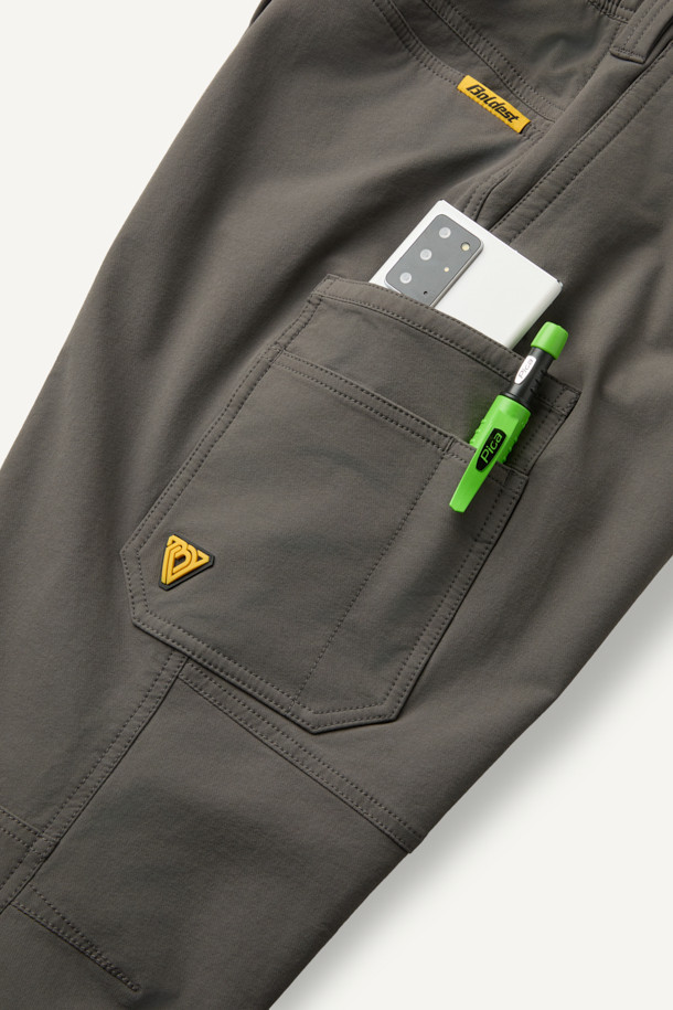 **에센셜 윈터 기모 팬츠 V2 (옥타)**는 워킹과 일상에서 활용하기 좋은 남녀 공용 기모 팬츠입니다. 나일론과 스판덱스 혼방 소재로 제작되어 우수한 신축성과 활동성을 제공하며, 안감에는 보온성이 뛰어난 기모와 TEIJIN OCTA 소재를 사용하여 겨울철에도 따뜻하게 착용할 수 있습니다. 컴포트 핏으로 편안한 착용감을 선사하며, YKK 지퍼, D링 고리, 카고 포켓, 펜슬 홀더, 행거 루프 등 다양한 부가 기능으로 실용성을 높였습니다. 출근룩과 캠핑룩 등 다양한 TPO에 활용 가능하며, 캐주얼, 스포티, 워크웨어 스타일을 모두 아우르는 디자인입니다.
