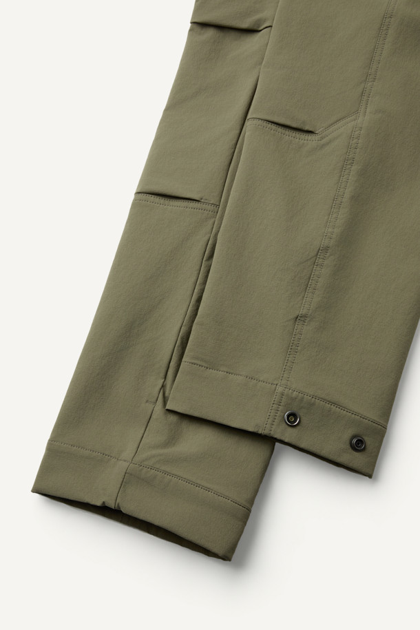 워크 윈터 기모 팬츠 V5는 보온성을 극대화한 겨울용 워크 팬츠입니다. 나일론과 스판덱스 혼방 소재로 제작되어 활동성과 내구성을 높였으며, 기모 안감과 트리코트 벨로아 안감으로 한겨울 추위에도 따뜻함을 유지합니다. 카키와 올리브 두 가지 색상으로 출시되었으며, 허리 스트레치 밴드, 9개의 포켓, YKK 지퍼, 밑단 스냅 조절, 3줄 스티치 보강, D링 고리, 행거 루프 등 다양한 부자재로 실용성을 더했습니다. 무릎 패드 탈부착 시스템을 적용하여 필요에 따라 기능을 추가할 수 있으며, 출근룩과 캠핑룩, 미니멀, 캐주얼 스타일 모두 소화 가능한 활용도 높은 아이템입니다.
