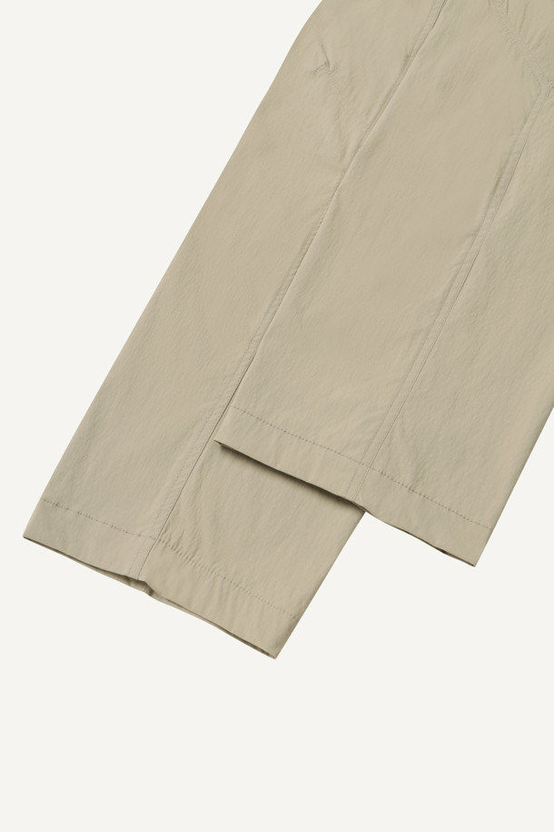 라이트워크 코듀라립 팬츠는 일상과 워크웨어 스타일을 모두 만족시키는 남성용 워크 팬츠입니다. 베이지 컬러의 무지 디자인으로, 봄, 여름, 가을 3계절 모두 활용 가능하며, 캐주얼 및 스포티한 무드를 연출합니다. 코듀라 및 나일론 소재를 사용하여 내구성이 뛰어나고, 얇은 두께감으로 편안한 착용감을 제공합니다. 허리 스트레치 밴딩, YKK 지퍼, 10개의 포켓, 더블 스티치, 립스탑 원단, WR 코팅 등 다양한 기능과 디테일을 갖춰 출근룩과 워크샵룩에 적합합니다. 컴포트 핏으로 편안하게 착용 가능하며, 미니멀하고 세련된 워크웨어 스타일을 완성해 보세요.
