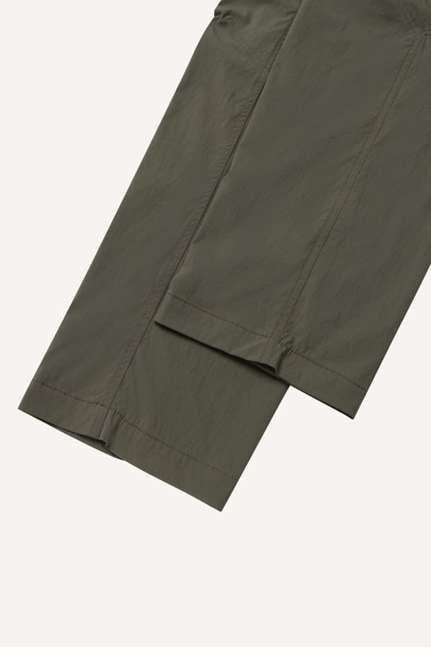 라이트워크 코듀라립 팬츠는 일상과 워크 활동에 적합한 남녀 공용 긴바지입니다. 카키와 올리브 두 가지 컬러로 제공되며, 코듀라, 나일론, 스판덱스 혼방의 립스탑 원단을 사용하여 내구성과 신축성, 생활 방수 기능을 갖췄습니다. 허리 스트레치 밴딩으로 편안한 착용감을 제공하며, 컴포트핏과 레귤러핏 두 가지 핏으로 만나보실 수 있습니다. 10개의 포켓과 YKK 지퍼, 더블 스티치, WR 코팅, 파우치 호환 기능이 특징이며, 캐주얼, 미니멀, 워크웨어 스타일을 연출하기 좋습니다.
