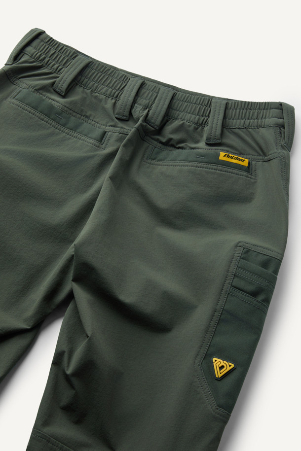 워크 에센셜 팬츠 V4는 남성용 워크 팬츠로, 밀리터리 및 스포티 스타일을 결합한 디자인입니다. 카키와 올리브 두 가지 색상으로 제공되며, 사계절 착용이 가능합니다. 나일론, 스판덱스, 코듀라 혼방 소재로 제작되어 부드러운 촉감과 뛰어난 내구성을 자랑하며, 스트레치 기능으로 편안한 착용감을 선사합니다. 9개의 포켓, YKK 지퍼, D링 고리, 파우치 호환, 네임택 고리 등 실용적인 디테일이 돋보이며, 스탠다드핏과 뒷밴딩 처리로 활동성을 높였습니다. 여행, 캠핑, 출근 등 다양한 TPO에 미니멀하고 캐주얼한 스타일로 활용하기 좋습니다.
