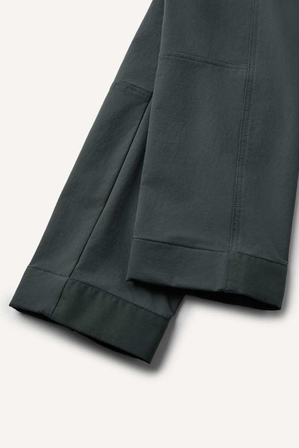 워크 에센셜 팬츠 V4는 밀리터리와 스포티 무드를 담은 공용 워크팬츠입니다. 카키와 그린 두 가지 색상으로 출시되었으며, 사계절 착용 가능한 긴 기장의 바지입니다. 나일론, 스판덱스, 코듀라 혼방 소재로 제작되어 스트레치, 수납성, 내구성이 뛰어납니다. 9개의 포켓과 YKK 지퍼, D링 고리 등의 디테일은 실용성을 높이고, 뒷밴딩 처리로 편안한 착용감을 제공합니다. 출근룩, 여행룩, 캠핑룩 등 다양한 TPO에 미니멀 또는 캐주얼 스타일로 활용하기 좋습니다.
