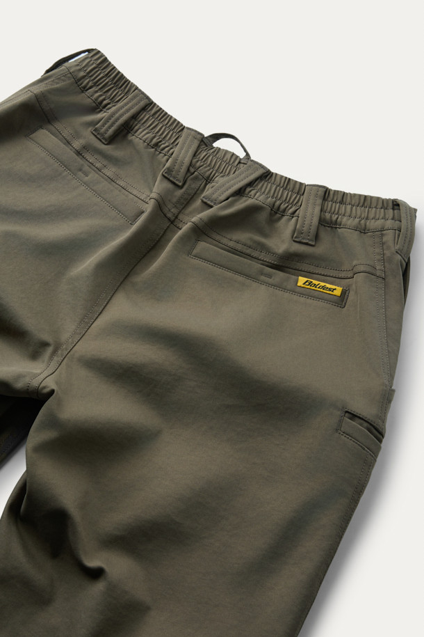 워크 에센셜 조거 팬츠 V3는 워크웨어와 일상, 스포티, 캐주얼 스타일을 모두 아우르는 공용 조거 팬츠입니다. 카키와 올리브 두 가지 색상으로 출시되었으며, 사계절 모두 착용 가능합니다. 부드러운 폴리에스테르 소재에 스탠다드핏 조거핏으로 편안한 착용감을 선사합니다. 밴딩 처리된 허리와 7개의 포켓 시스템, YKK 지퍼, D링 벨트고리, 무릎 턱 디테일, 파우치 호환 기능까지 갖춰 실용성을 더했습니다. 출근룩과 여행룩 모두 활용 가능하며, 스트레치, 흡습, 속건 기능으로 활동성을 높였습니다.
