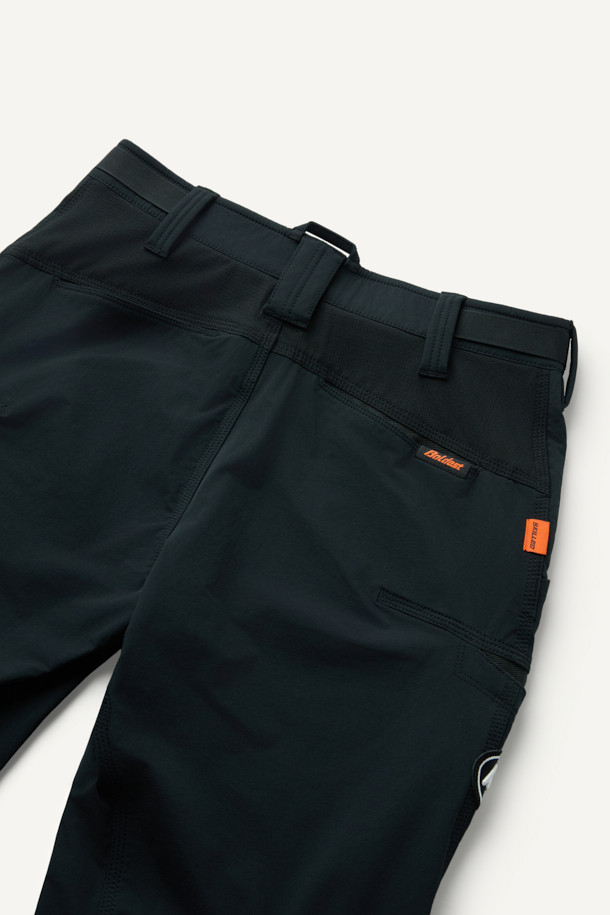 워크 시그니쳐 팬츠 V2 (화섬)는 남성용 워크웨어 스타일의 컴포트핏 긴 바지입니다. 나일론과 스판덱스 혼방 소재로 제작되어 사계절 내내 착용 가능하며, 두꺼운 두께감으로 내구성을 높였습니다. 무릎 패드 탈부착이 가능하며, 6개의 포켓 시스템과 볼디스트 파우치 호환 기능으로 실용성을 더했습니다. 또한 3줄 스티치 마감과 YKK 스냅/지퍼 사용으로 튼튼하게 제작되었으며, 미니멀한 블랙 컬러에 무지 패턴으로 다양한 출근룩과 워크샵룩에 활용하기 좋습니다.
