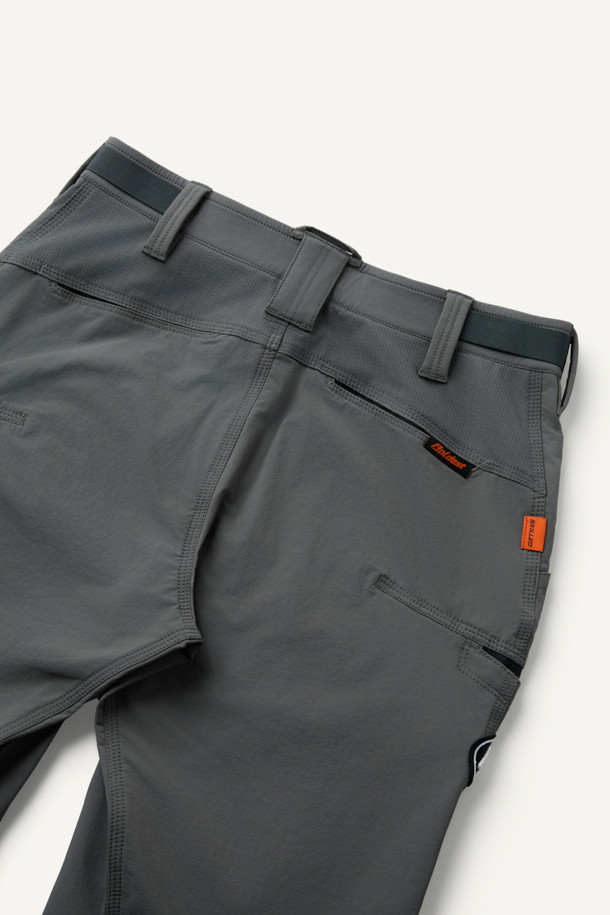 워크 시그니쳐' (Work Signature) 팬츠 V2 (화섬)는 남성용 컴포트핏 워크웨어 팬츠입니다. 나일론과 스판덱스 혼방 소재로 제작되어 사계절 내내 착용 가능하며, 작업용과 일상 모두 활용할 수 있습니다. 그레이 컬러의 무지 디자인이며, 편안한 착용감과 내구성을 제공합니다. 무릎 패드 탈부착 기능, 6개 포켓, 볼디스트 파우치 호환, 3줄 스티치 마감, YKK 스냅 및 지퍼를 사용하여 실용성을 더했습니다. 출근룩과 워크샵룩, 미니멀 및 캐주얼 스타일을 선호하는 분들께 추천합니다.
