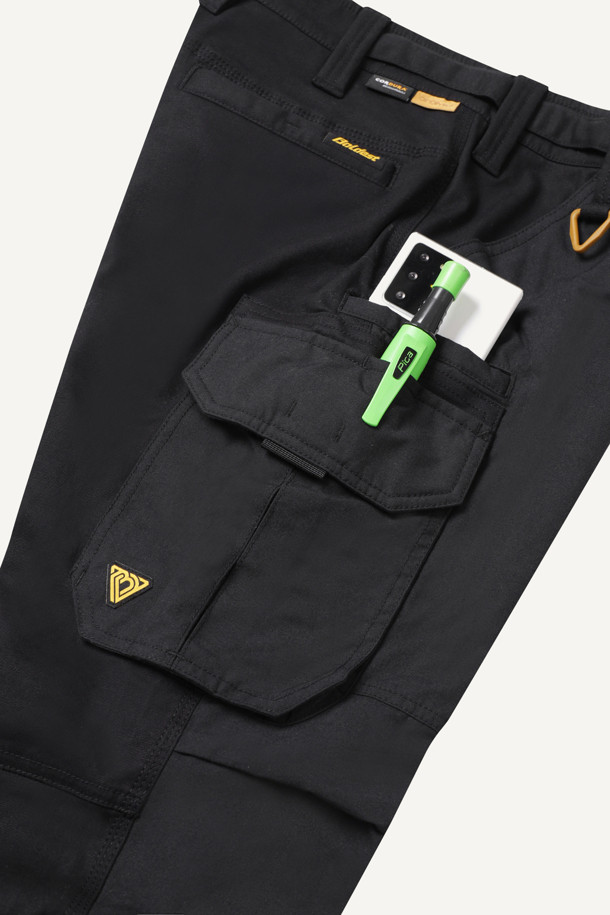아라미드 쉴드 조거 팬츠 V3는 워크웨어와 일상, 스포티, 밀리터리 스타일을 아우르는 남성용 조거 팬츠입니다. 블랙 색상으로 사계절 착용 가능하며, 코듀라와 아라미드 소재를 사용하여 내구성과 내마모성을 높였습니다. 발수 기능과 신축성을 갖춰 활동성을 보장하며, 스탠다드핏 조거핏으로 편안한 착용감을 제공합니다. 10개의 포켓, YKK 지퍼, 더블 스티치, 무릎 보호 시스템, 툴 파우치 호환 등 다양한 디테일이 특징입니다. 출근룩, 워크샵룩, 캠핑룩 등 다양한 TPO에 활용할 수 있습니다.
