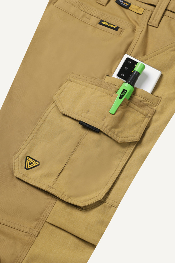 아라미드 쉴드 조거 팬츠 V3는 일상과 워킹 활동에 적합한 조거핏 바지입니다. 베이지 색상으로, 사계절 내내 착용 가능하며 스포티와 밀리터리 스타일을 동시에 연출합니다. 코듀라와 아라미드 소재를 사용하여 내구성과 신축성이 뛰어나고, 발수 기능까지 갖췄습니다. 10개의 포켓, YKK 지퍼, 더블 스티치, 무릎 보호 시스템, 파우치 호환 등 다양한 기능과 특징을 제공합니다. 스탠다드핏으로 편안하게 착용할 수 있으며, 워크웨어, 미니멀 스타일을 선호하는 분들께 추천합니다.
