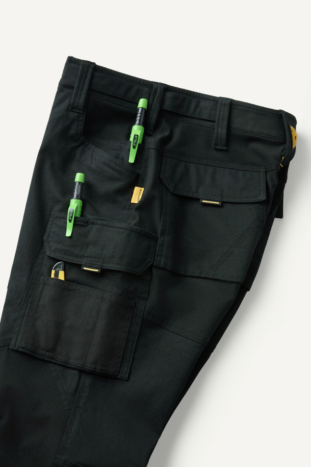 크래프트맨 팬츠 V4는 남성용 워크웨어 팬츠로, 사계절 착용이 가능합니다. 블랙 컬러의 무지 디자인에 스포티와 밀리터리 스타일을 더했으며, 컴포트 핏으로 편안한 착용감을 제공합니다. 면혼방, 코듀라, 나일론 등 튼튼한 소재를 사용하여 내구성을 높였으며 발수 및 스트레치 기능도 갖췄습니다. YKK 스냅/지퍼, 12개 포켓 시스템, 인체공학적 패턴, 밑단 너비 조절 기능, 코듀라 500D 원단 덧댐 등 실용적인 디테일이 돋보입니다. 출근룩, 워크샵룩, 가을 나들이룩 등 다양한 TPO에 워크웨어, 미니멀, 캐주얼 스타일로 활용하기 좋습니다.
