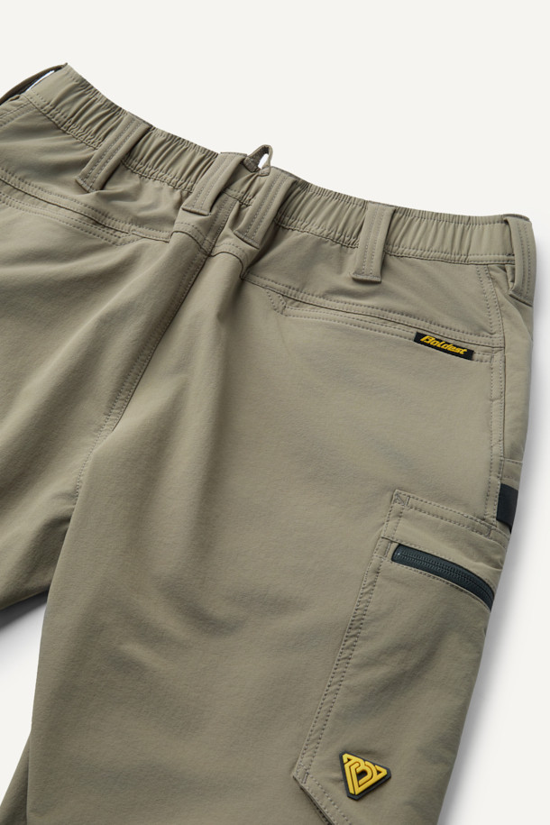 밀리터리, 워크웨어 스타일의 안티케미컬 팬츠입니다. 카키와 올리브 두 가지 색상으로 제공되며, 사계절 착용이 가능합니다. 나일론 소재로 제작되어 방수, 발수, 내화학 기능과 스트레치성을 갖춰 편안한 착용감을 선사합니다. 9개의 포켓, 카고 포켓, D링, 3M 재귀반사, 벨크로, 스냅 버튼 등 다양한 디테일이 돋보이며 YKK 지퍼를 사용하여 내구성을 높였습니다. 넉넉한 컴포트핏과 뒷밴딩 처리로 활동성을 더하여 출근룩, 캐주얼룩으로 활용하기 좋습니다.
