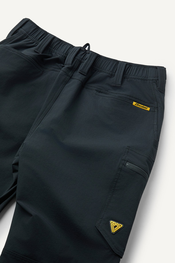 안티케미컬 팬츠는 작업과 일상 모두를 아우르는 활용도 높은 워크 팬츠입니다. 밀리터리 및 스포티 스타일을 결합하여 트렌디한 디자인을 선보이며, 사계절 착용 가능한 실용성을 갖췄습니다. 블랙 컬러의 긴 기장으로, 허리 스트레치 밴딩이 적용되어 편안한 컴포트핏을 제공합니다. 방수, 내화학 기능과 스트레치 소재로 활동성을 높였으며, 수납성을 고려한 9개의 포켓, YKK 지퍼, D링, 3M 재귀반사, 벨크로, 스냅, 플랩 등의 디테일이 돋보입니다. 출근룩, 워크웨어, 미니멀, 스포티 스타일을 선호하는 분들에게 적합합니다.
