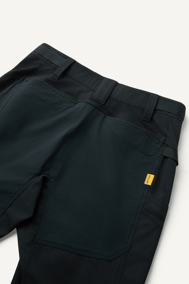 라이트워크 일렉트릭션 팬츠는 남성용 워크웨어 스타일의 워크팬츠입니다. 블랙 컬러의 면혼방 및 나일론 소재로 제작되어 봄, 여름, 가을에 착용하기 좋습니다. 컴포트핏으로 편안한 착용감을 제공하며, 무지 패턴에 중간 두께감으로 제작되었습니다. 작업 용도는 물론 일상에서도 활용 가능하며, 무릎 패드 탈부착, 총 8개의 포켓, YKK 지퍼, D링, 툴 파우치 호환 등의 기능으로 실용성을 높였습니다. 출근룩, 워크샵룩, 캠핑룩 등 다양한 TPO에 미니멀하고 캐주얼하게 스타일링할 수 있습니다.
