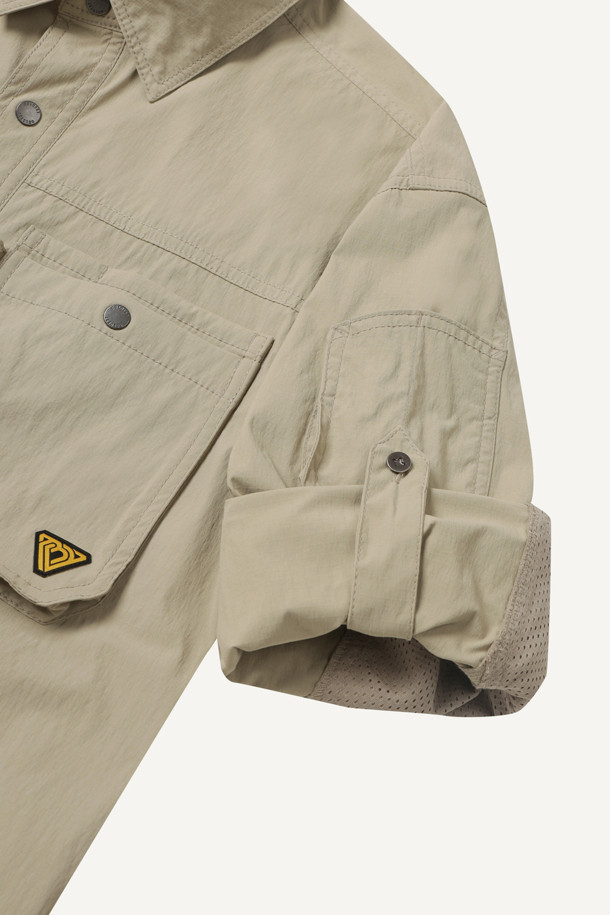 라이트워크 코듀라 셔켓은 워크웨어와 일상 모두 소화 가능한 남녀 공용 셔켓입니다. 베이지 색상으로 출시되었으며, 봄, 가을, 겨울 세 계절 모두 활용 가능합니다. 얇은 두께감에 코듀라, 나일론, 스판덱스 혼방 소재를 사용하여 방수, 신축성, 내구성, 내마모성까지 갖췄습니다. 컴포트핏 레귤러 기장으로 편안한 착용감을 제공하며, 8개의 포켓 시스템과 소매 롤업 기능, 금속 스냅 버튼, 볼펜 홀더, 다용도 고리 등 실용적인 디테일이 돋보입니다. 캐주얼, 워크웨어, 미니멀 스타일을 즐겨 입는 분들께 추천합니다.
