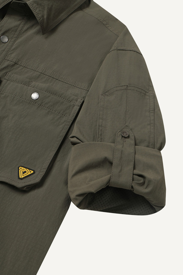 라이트워크 코듀라 셔켓은 봄, 가을, 겨울 세 계절 모두 활용 가능한 공용 셔켓입니다. 캐주얼, 스포티, 워크웨어 스타일을 아우르는 디자인으로, 일상, 워크, 출근룩, 워크샵룩, 가을 나들이룩 등 다양한 TPO에 적합합니다. 방수, 발수 기능을 갖춘 코듀라, 나일론, 스판덱스 혼방 소재로 제작되어 활동성과 편안함을 제공하며, 컴포트핏으로 편안한 착용감을 선사합니다. 카키, 올리브 두 가지 색상으로 출시되었으며, 얇은 두께감과 긴 소매 기장이 특징입니다. 8개의 수납 포켓, 소매 롤업 기능, 금속 스냅 버튼, 액션 플리츠, 펜 홀더, 다용도 고리 등 실용적인 디테일이 돋보입니다.
