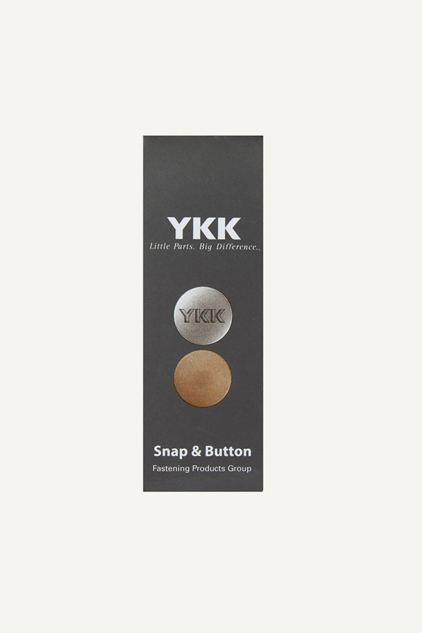 "에센셜 폴로 반팔 티셔츠 V2"는 페인터 그레이 색상의 남녀 공용 폴로 티셔츠입니다. 여름철 일상 및 워크, 특히 출근룩에 적합하며 스포티하면서도 미니멀한 스타일을 연출합니다. 흡습, 속건, 신축성, 통기성이 뛰어난 소로나와 나일론 혼방 소재로 제작되어 얇고 부드러운 촉감을 제공합니다. YKK 스냅 버튼, 펜슬 홀더, 벨크로 시스템, 와펜 포인트, 친환경 소재 등 다양한 디테일이 돋보입니다. 스탠다드 핏의 반소매 폴로넥 디자인으로 편안함과 활동성을 동시에 갖췄습니다.
