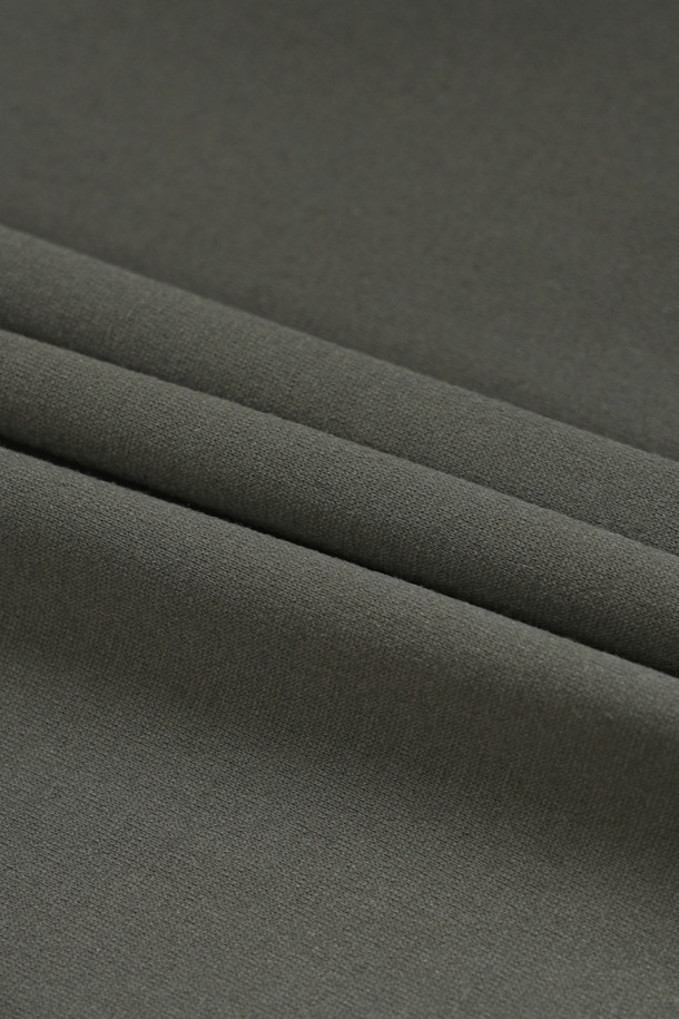 워크 에센셜 포켓 긴팔 티셔츠 V3는 워크웨어와 일상 모두에 적합한 공용 긴팔 티셔츠입니다. 폴리지 그린 컬러에 베이직하고 심플한 스타일로, 봄, 여름, 가을, 겨울 사계절 모두 착용 가능합니다. 스탠다드핏에 라운드넥 디자인이며, 소로나와 나일론 혼방의 소재로 제작되어 흡습, 속건, 신축성이 뛰어납니다. 가슴 포켓, 소매 포켓, 펜꽂이, 심볼 와펜 등 워크웨어 스타일을 살리는 디테일과 겨드랑이 액션 분량이 특징입니다. 출근룩과 워크샵룩, 미니멀, 워크웨어, 캐주얼 스타일을 즐겨 입는 분들께 추천합니다.
