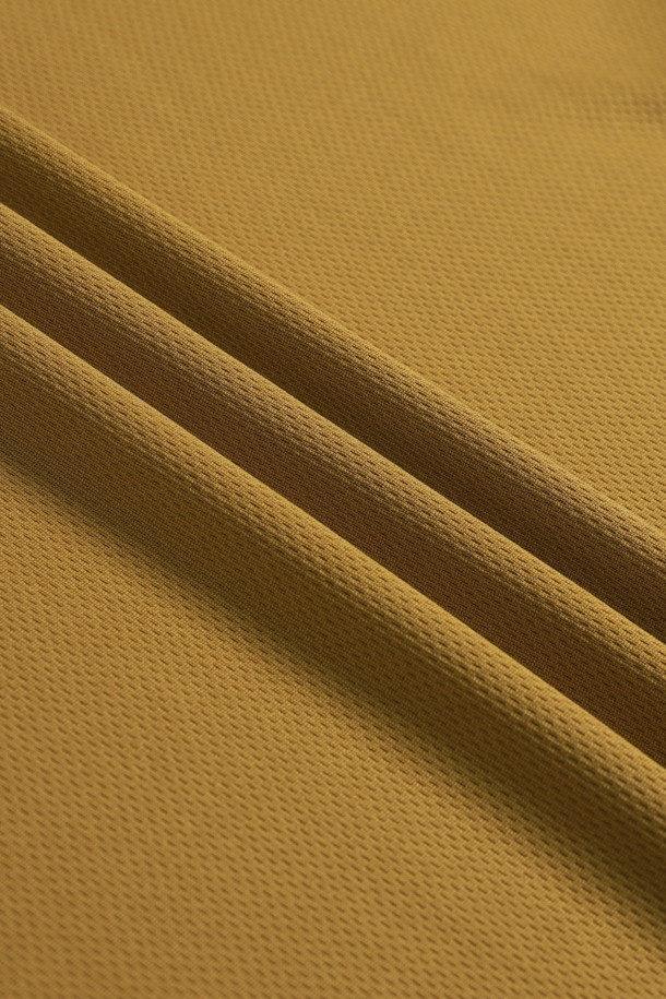 베이직 스타일의 쿨코어 긴팔 티셔츠입니다. 사계절용으로, 워크웨어, 일상, 스포츠 활동에 적합합니다. 스탠다드핏에 라운드넥 디자인이며, 얇은 두께감으로 편안한 착용감을 제공합니다. 쿨코어 소재로 냉감, 흡습, 속건 기능을 갖췄으며, 경량성과 재귀반사 기능으로 안전성을 높였습니다. 겨드랑이 활동 패턴, 더블 스티치 봉제, 펜 포켓, 벨크로 시스템, 브랜드 로고 디테일이 특징입니다. 산책룩, 피트니스룩, 캐주얼, 미니멀, 워크웨어 스타일 연출에 활용해보세요.
