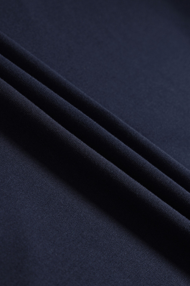 네이비 컬러의 방적사 긴팔 티셔츠입니다. 컴포트 핏으로 제작되어 편안한 착용감을 제공하며, 라운드넥 디자인으로 깔끔한 느낌을 줍니다. 부드러운 촉감의 폴리에스테르 소재로 제작되어 사계절 내내 활용 가능하며, 보온성과 흡습성이 뛰어나 실용적입니다. 펜꽂이 포켓, 밑단 트임, 갈라삼봉 스티치, 브랜드 와펜, 로고 라벨 등의 디테일이 돋보이며, 출근룩이나 워크샵룩, 미니멀, 워크웨어, 클래식 스타일을 즐기는 분들께 추천합니다.
