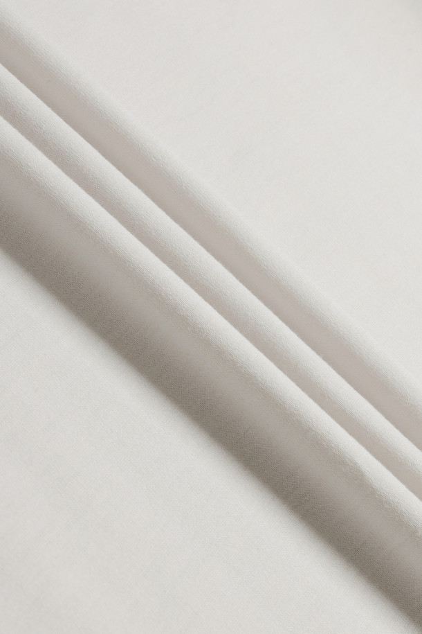 본 방적사 긴팔 티셔츠는 워크웨어 및 일상복으로 활용하기 좋은 베이직 스타일의 긴팔 티셔츠입니다. 부드러운 촉감의 폴리에스테르 소재로 제작되어 사계절 내내 착용 가능하며, 컴포트핏으로 편안한 착용감을 선사합니다. 라운드넥 디자인에 무지 패턴으로 깔끔함을 더했으며, 밑단 트임 디테일과 펜 포켓이 워크웨어의 실용성을 강조합니다. 갈라삼봉 스티치 마감과 볼디스트 심볼 와펜, 볼디스트 로고 라벨을 통해 브랜드의 아이덴티티를 나타냅니다. 출근룩과 워크샵룩, 미니멀, 클래식 스타일을 즐겨 입는 분들께 추천합니다.
