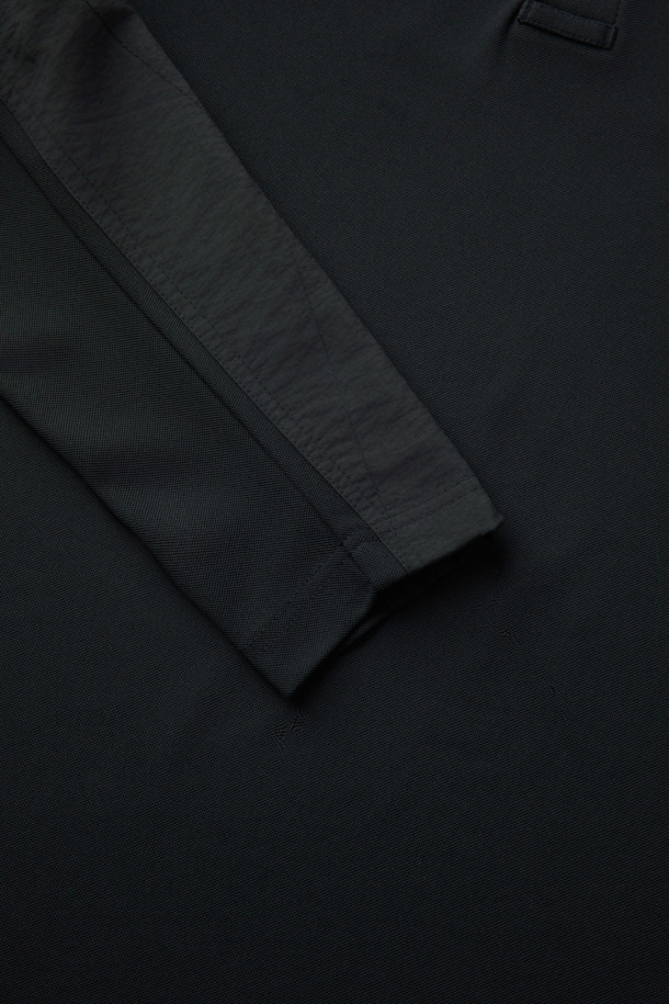 블랙 색상의 택티컬 폴로 긴팔 티셔츠입니다. 일상, 작업용, 출근룩, 여행룩, 워크샵룩 등 다양한 TPO에 적합하며, 캐주얼, 미니멀, 워크웨어 스타일을 연출할 수 있습니다. 나일론과 폴리에스테르 혼방 소재로 제작되어 흡습, 속건, 항균, 통기성, 신축성이 우수합니다. 밀리터리 무드의 스탠다드핏 폴로넥 디자인으로, 양쪽 가슴 펜 홀더, 소매 플랩 포켓, 벨크로 디테일, 사이드 밑단 트임, YKK 스냅 버튼, 벨크로 시스템 등 실용적인 특징을 갖추었습니다. 긴소매 기장의 무지 디자인으로, 레귤러 기장으로 제작되었습니다.
