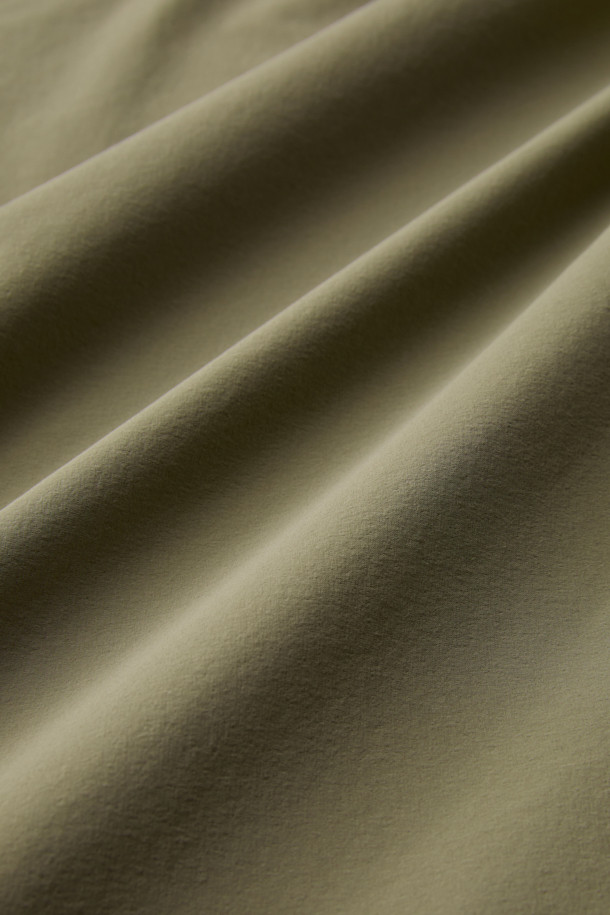 액티브 우븐 스트레치 스웻셔츠 V3는 활동적인 일상과 스포츠 활동에 적합한 공용 스웻셔츠입니다. 카키와 네이비 두 가지 색상으로 출시되었으며, 봄, 가을에 착용하기 좋습니다. 얇고 부드러운 나일론 소재로 제작되어 뛰어난 착용감을 선사하며, 4방향 스트레치 기능으로 활동성을 높였습니다. DWR 발수 가공 처리로 생활 방수가 가능하며, 땀을 빠르게 흡수하고 건조시키는 속건 기능으로 쾌적함을 유지합니다. 산책, 여행, 피트니스룩 등 다양한 TPO에 스포티, 캐주얼, 미니멀 스타일로 활용할 수 있습니다. 양 사이드 포켓과 펜 포켓이 있으며, 와펜 및 로고 패치 탈부착이 가능하여 실용성을 더했습니다.
